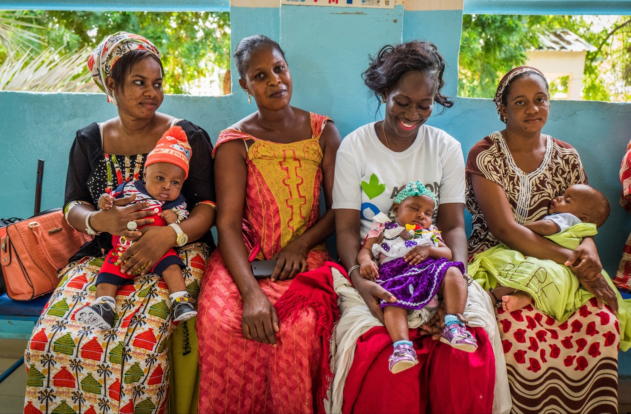 Un'ostetrica di Azione contro la Fame, Sophie Faye, siede con le madri e i loro figli dopo aver insegnato un corso di nutrizione presso il Matam Health Center.