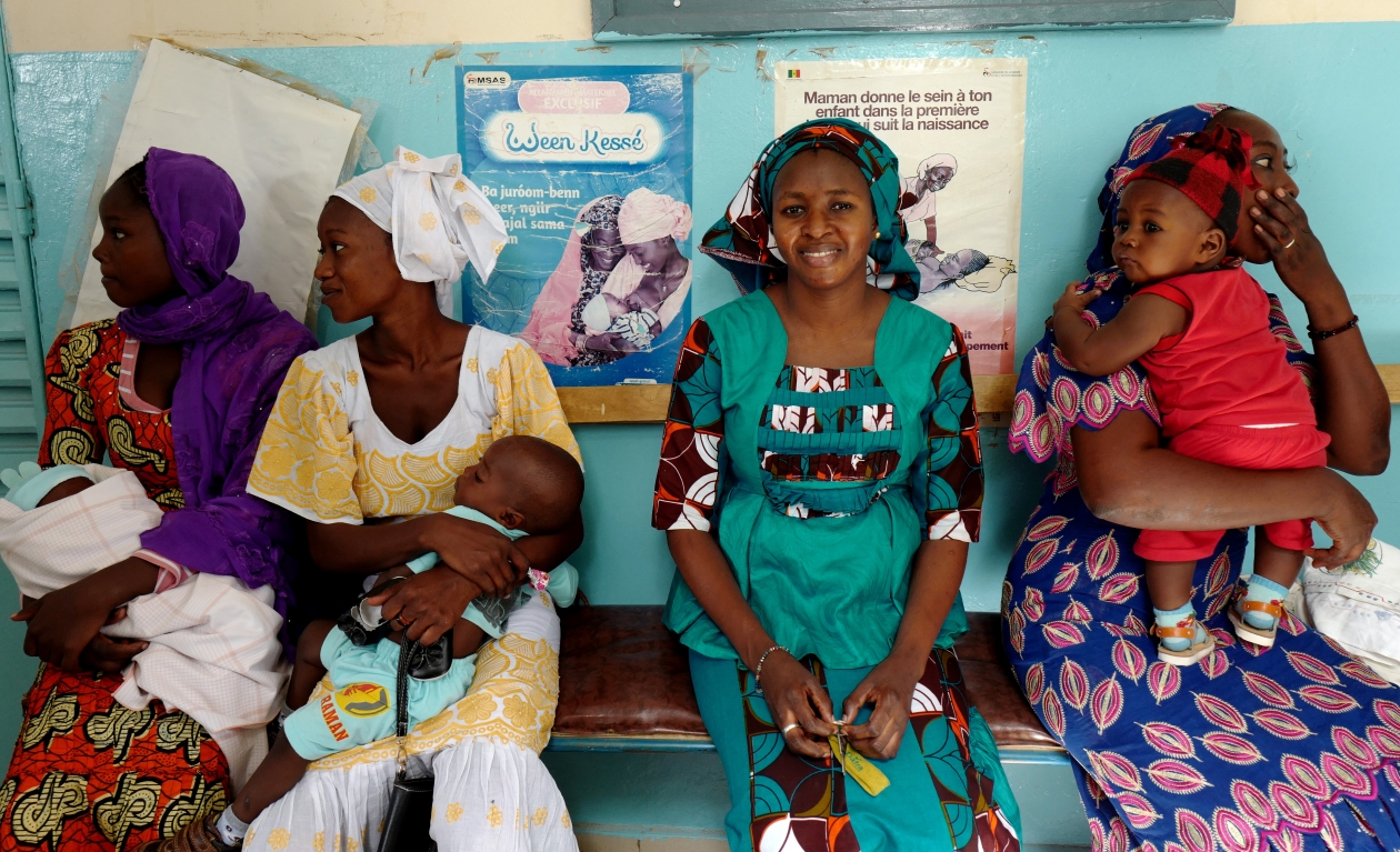 L'ostetrica Madame Seck (al centro, in verde) con le madri nel centro di salute di Matam, in Senegal.