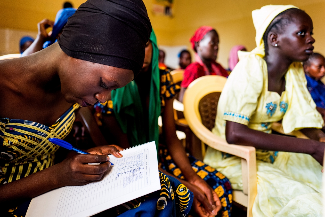 Giovani donne partecipano alla lezione di pianificazione familiare insegnata da educatori alla pari presso un centro di consulenza per giovani a Matam, in Senegal. 