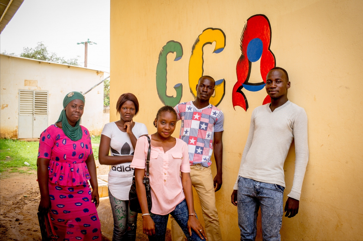 Educatori alla pari presso un centro di consulenza per giovani a Matam, dove i giovani possono apprendere la pianificazione familiare. 