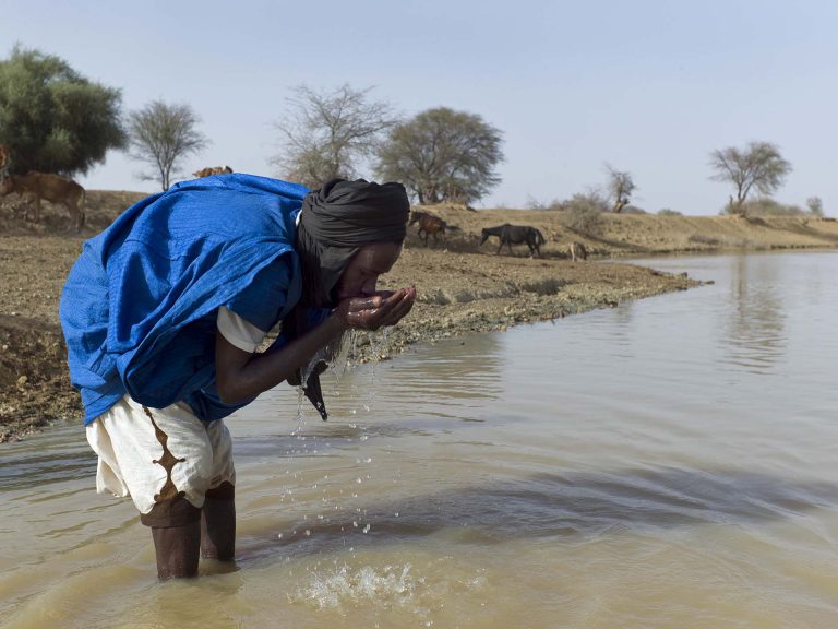 Water of Africa oltre 300 milioni di persone bevono acqua sporca e contaminata. Dona acqua pulita