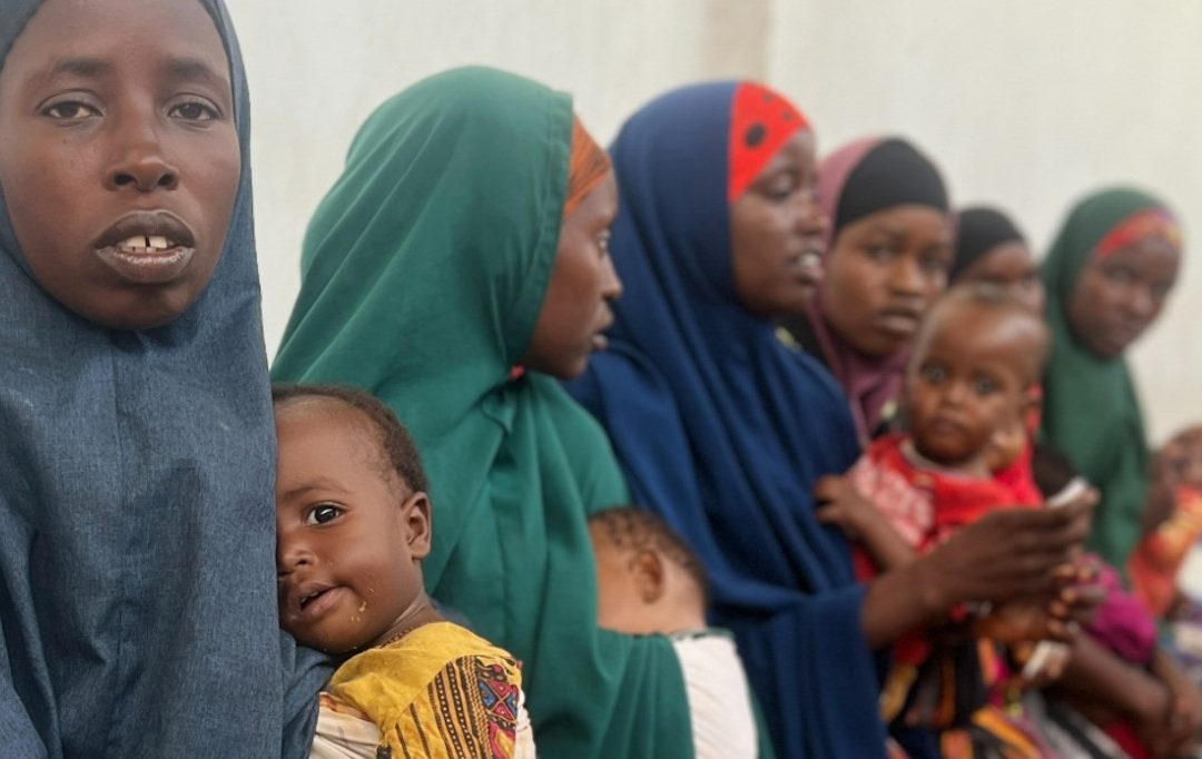 Mamme somale in attesa presso una clinica per la malnutrizione infantile