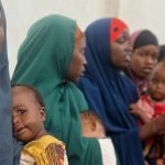 Mamme somale in attesa presso una clinica per la malnutrizione infantile