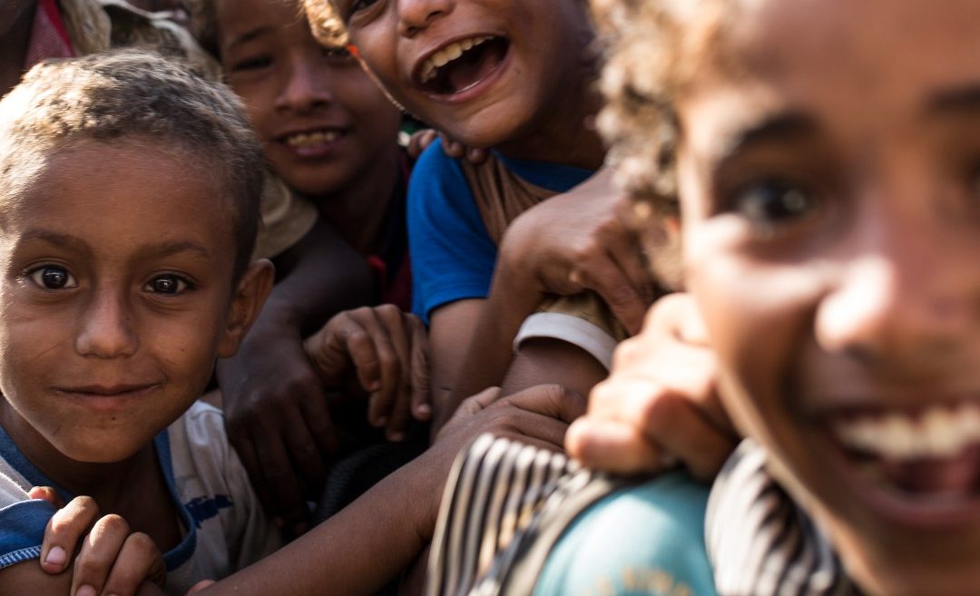 Gruppo di bambini sorridenti in Yemen
