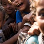 Gruppo di bambini sorridenti in Yemen
