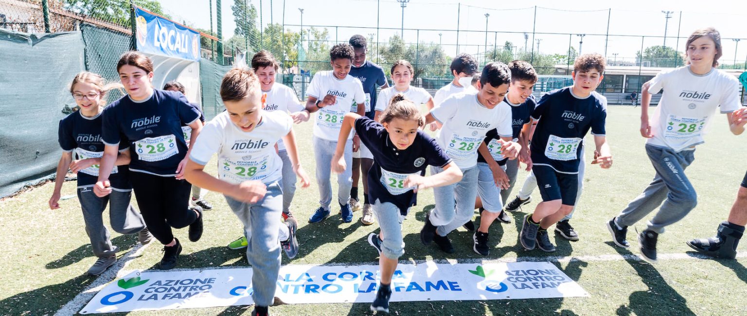 bambini impegnati nella Corsa Contro la Fame