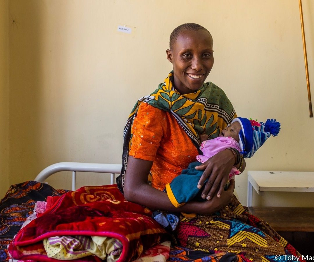 Donna in Tanzania con bambino che soffre di Malnutrizione
