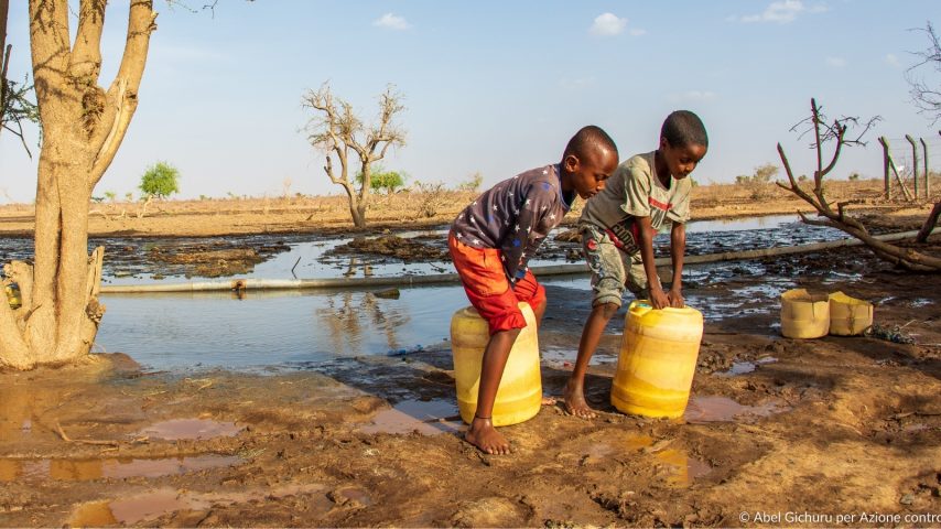 Bambini in Africa che cercano acqua