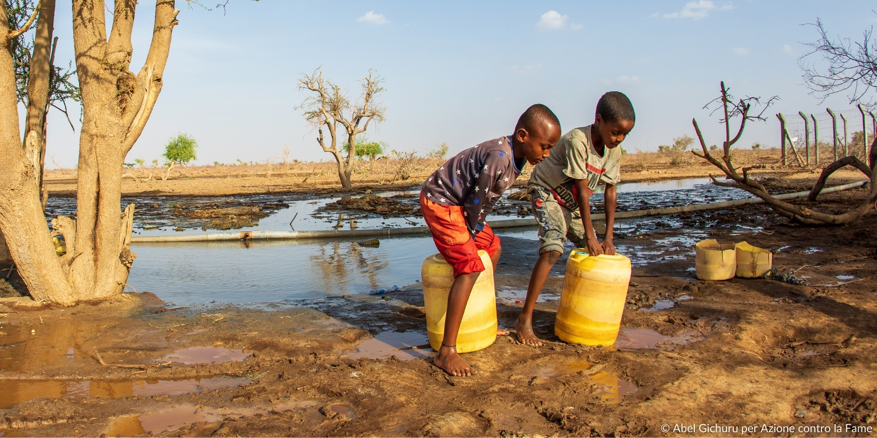 Bambini in Africa che cercano acqua