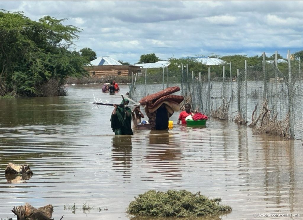 Famiglia che affronta inondazioni e disastri naturali in Somalia