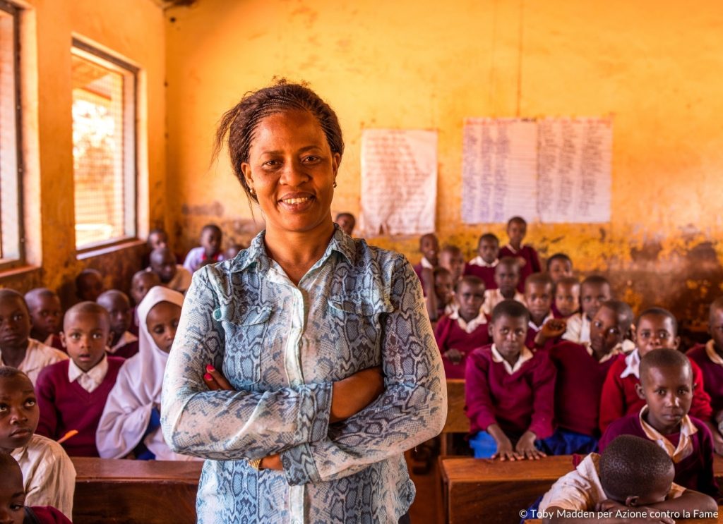 Insegnante con classe di ragazzi in Tanzania