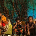 mamma e bambini con fame e malnutrizione