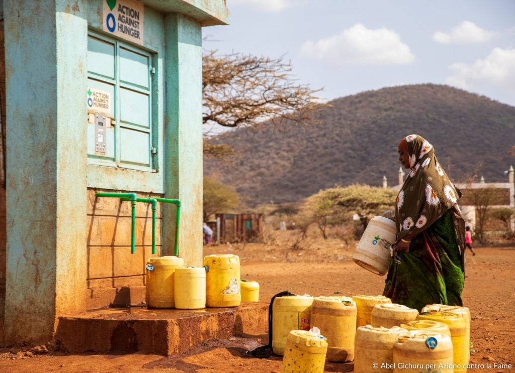 Donna in Kenya che raccoglie l'acqua