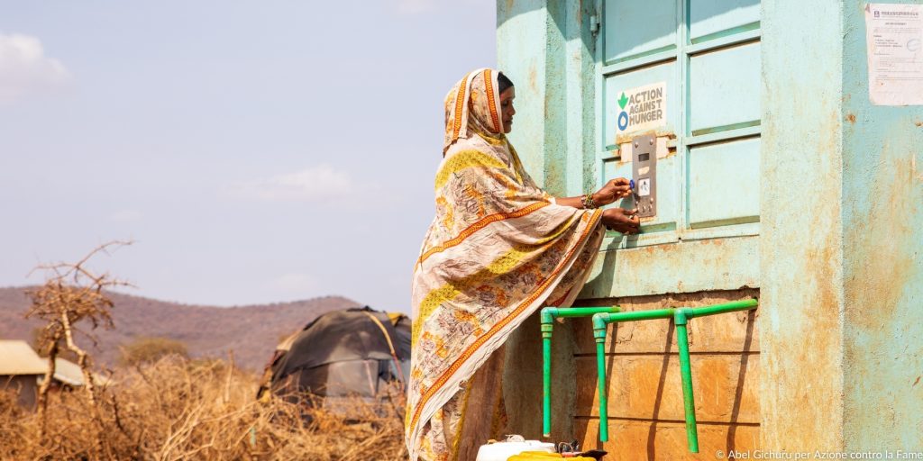 donna che utilizza distributore di acqua