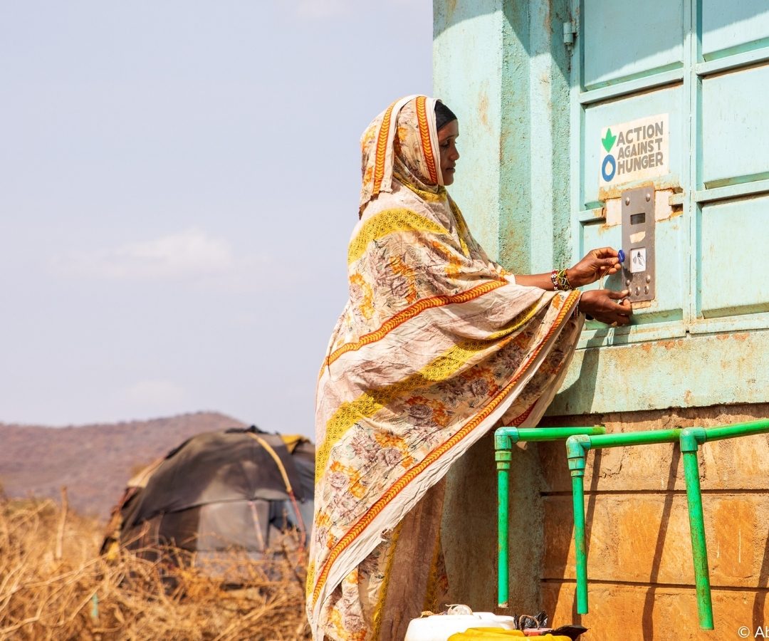 donna che utilizza distributore di acqua