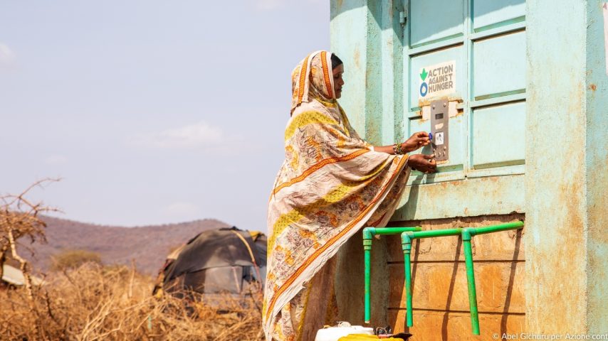 donna che utilizza distributore di acqua