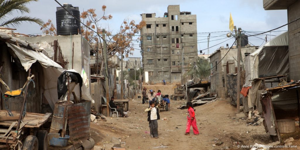Bambini per le strade durante conflitto di Gaza