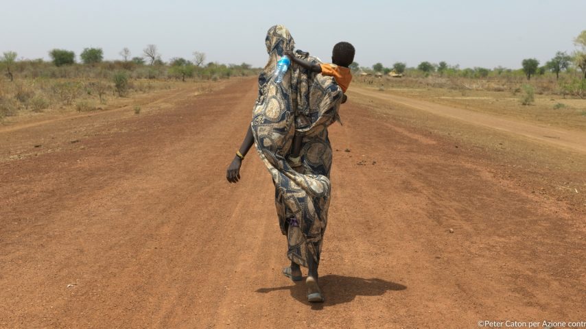 Guerra in Sudan, donna con bambina