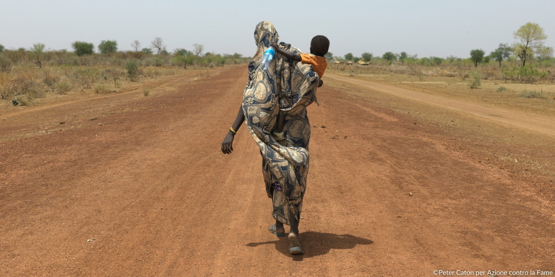 Guerra in Sudan, donna con bambina