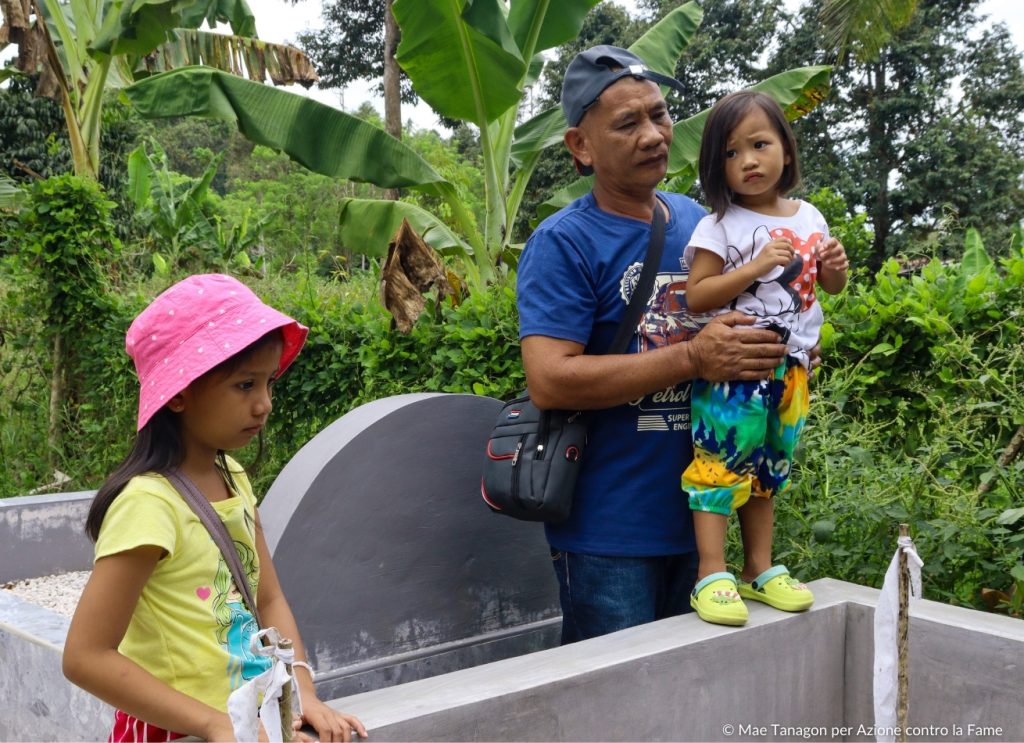 padre e figlie sfollati nelle Filippine