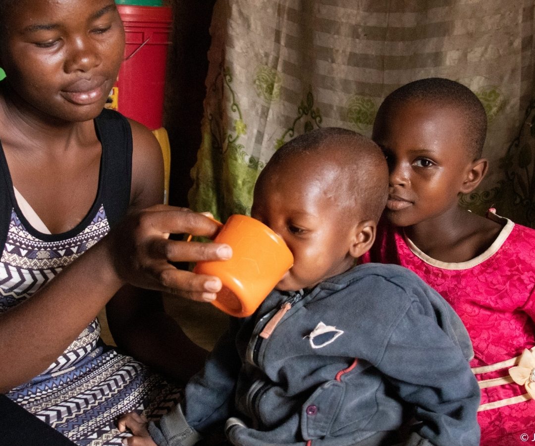 Mamma e bambini in Tanzania