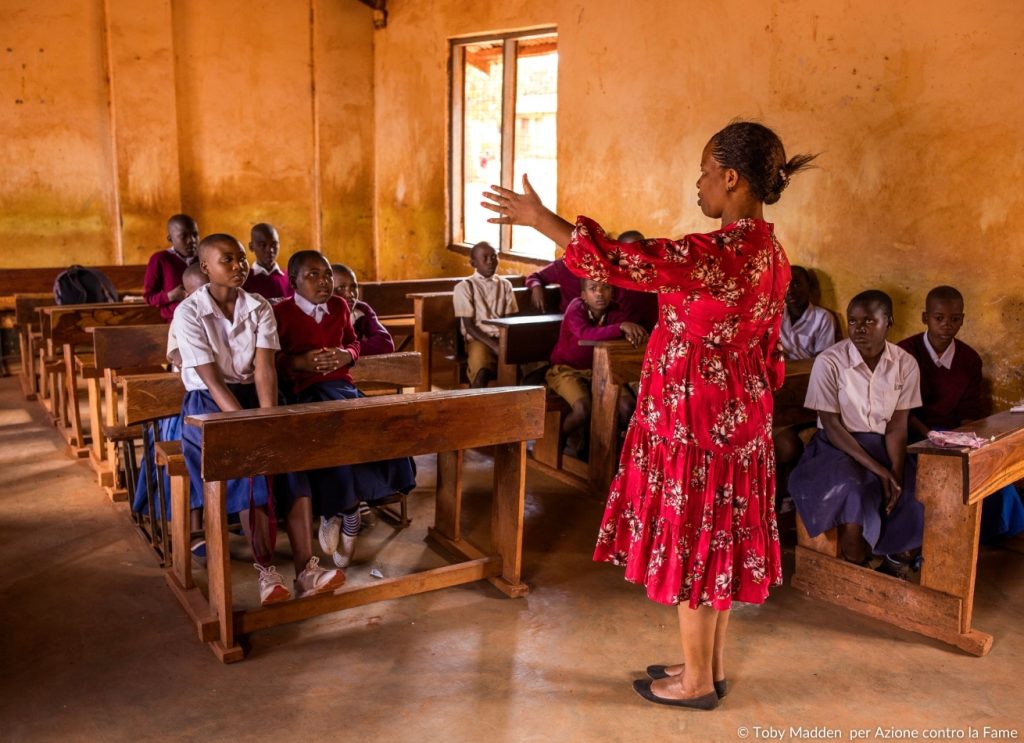 Scuola con ragazze in Tanzania